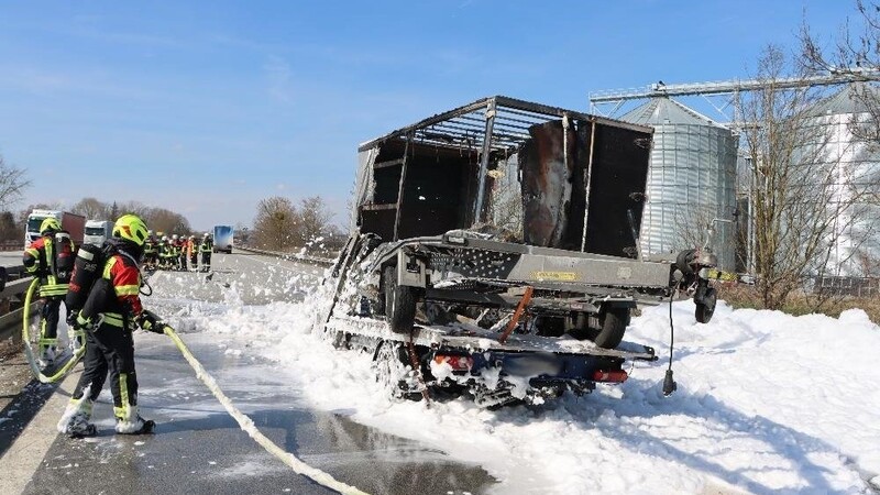 Bei dem Unfall auf der A3 fingen beide Fahrzeuge danach Feuer und mussten gelöscht werden.