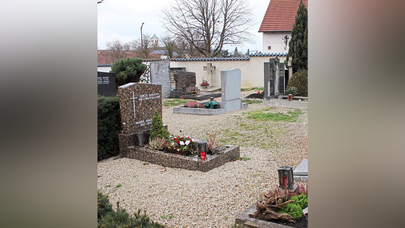Auf dem Friedhof werden die Lücken zwischen den Gräbern immer größer. Viele Angehörige entschließen sich dazu, ein Grab aufzulösen - sei es aus finanziellen Gründen, oder weil sie keine Zeit für die Grabpflege haben.