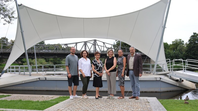 Flohmarkt, Standmarkt, verkaufsoffener Sonntag und dazu Musik auf der Flussbühne im Regen. Eventmanager Sebastian Gabler, Maria Fuchs, Hannelore Bergfeld, Birgit Lehner, Angelika Götz und Vizebürgermeister Dr. Reinhold Schoierer (von links) stellen das Programm für den 3. September vor.