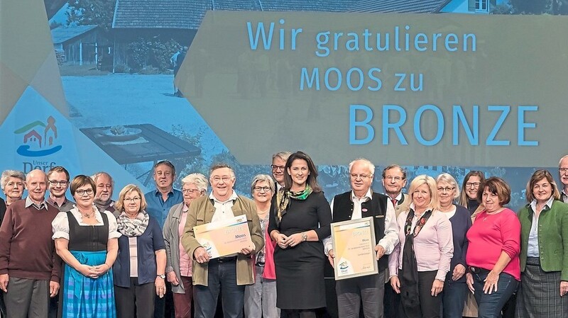 Stolz nahm die Delegation aus Moos den Preis entgegen.