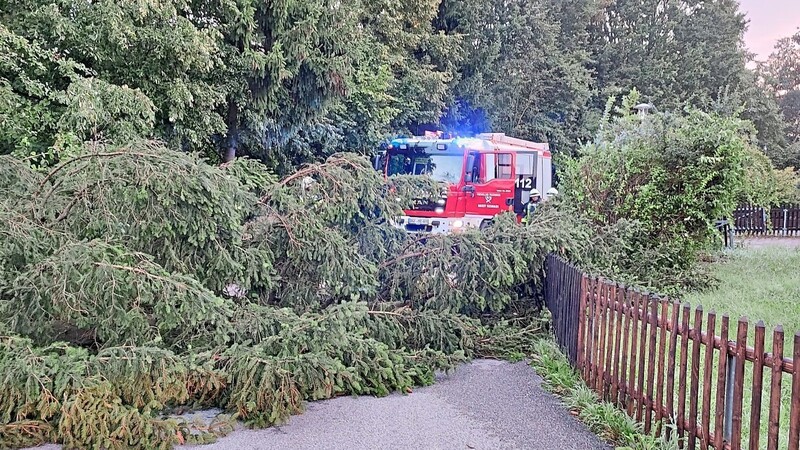 Die Feuerwehren waren für die Bevölkerung im Einsatz.