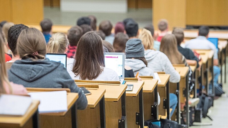 Beim BAföG ist eine Reduzierung von 2,7 Milliarden Euro auf zwei Milliarden Euro geplant.