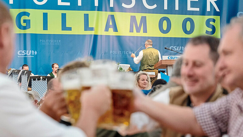 Bier, Brotzeit und deftige Politreden: Die Besucher des Politischen Frühschoppens auf dem Gillamoos schätzen alljährlich die indirekten Duelle hochrangiger Politiker in den Abensberger Bierzelten.