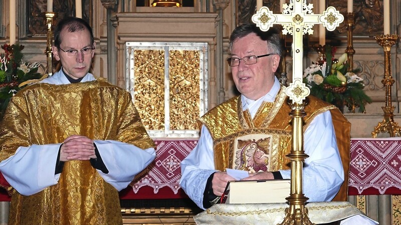 Stadtpfarrer Martin J. Martlreiter bei der Christmette.