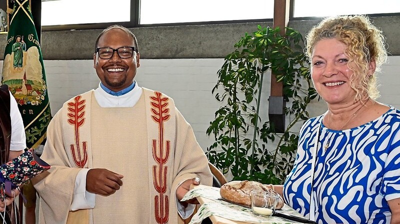 Nach alter Tradition übergaben Dr. Thomas Kick und Angela Fodermair-Hasenhündl Pater Ignatius Kullu Brot und Salz als Willkommensgeschenk. Flüssiges war auch dabei.