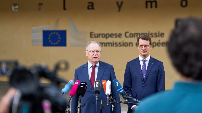 Stephan Weil (l, SPD), Ministerpräsident von Niedersachsen, gibt neben Hendrik Wüst (CDU), Ministerpräsident von Nordrhein-Westfalen, ein Statement vor dem Gebäude der Europäischen Kommission ab.