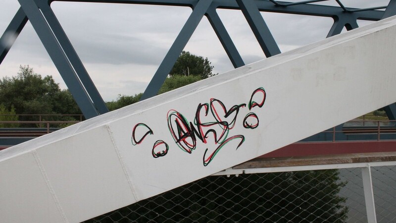 Die Polizei hat einen Graffiti-Sprayer erwischt, der hinter den Buchstaben "OWSG" steckt.