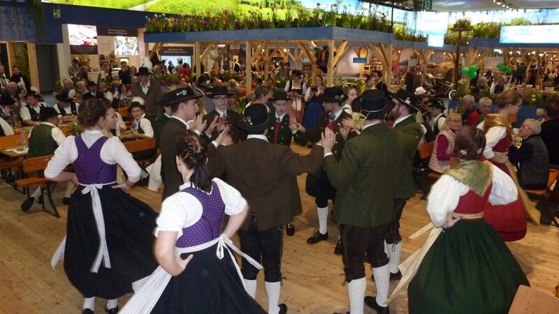 Mit der Sternpolka präsentierte die Gaujugendtanzgruppe des Waldgaues auf der Grünen Woche in Berlin bayerisches Brauchtum.