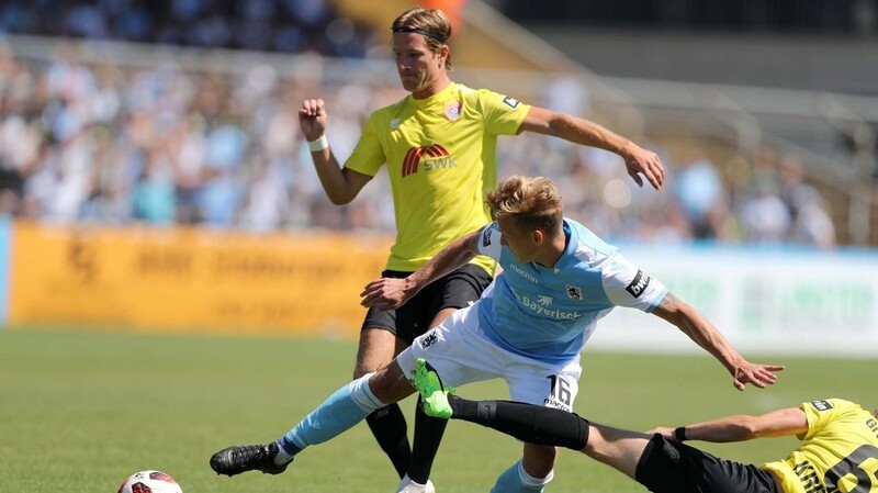 1:0-Erfolg im Grünwalder: Das Hinspiel gewinnt Uerdingen um Stefan Aigner (links) gegen den TSV 1860 mit Benjamin Kindsvater (Mitte).