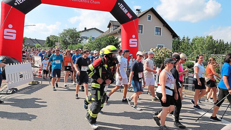 Auch Feuerwehrler mit Atemschutzgerät waren beim Lauf dabei.