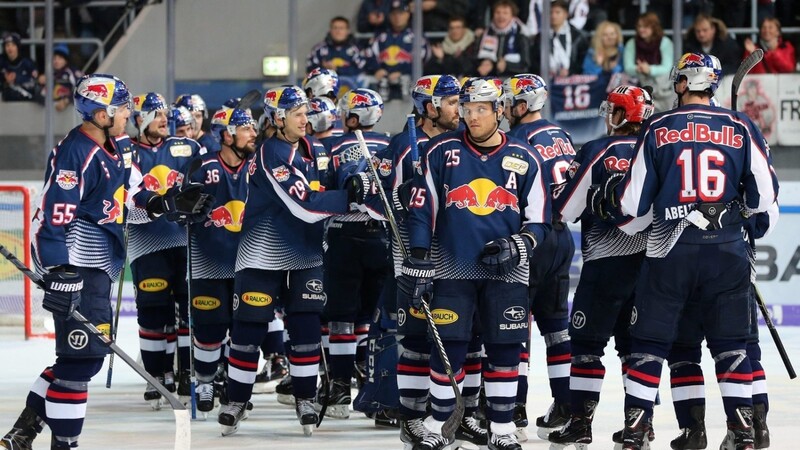 Der EHC Red Bull München bleibt den Adler Mannheim durch einen Sieg gegen Wolfsburg auf den Fersen.