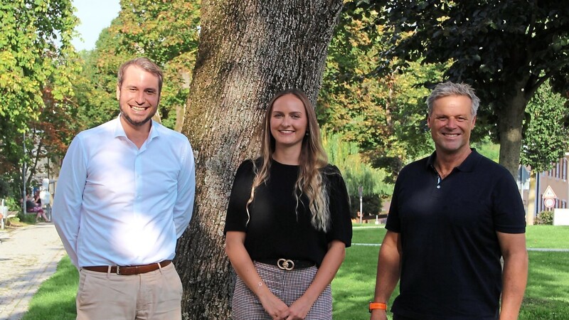 Bürgermeister Matthias Kohlmayer (v.l.), Lena Stocker von der Kämmerei und Natur- und Klimaschutzreferent Thomas Muncz freuen sich über jeden Baum, der das Landauer Stadtgebiet grüner und schattiger macht.