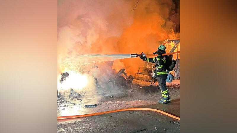 KVR-Vorsitzende Hanna Sammüller-Gradl (Grüne) mit dem Chef der Berufsfeuerwehr, Wolfgang Schäuble, vor einem "KLAF".