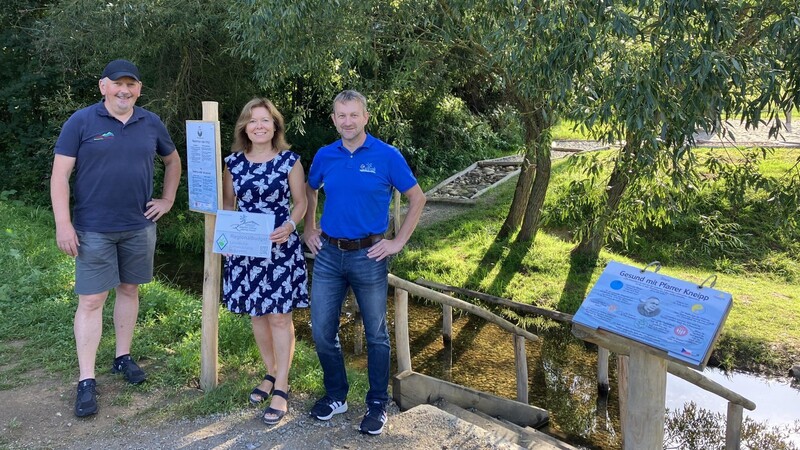 Bürgermeister Gerhard Mühlbauer und Arrachs Tourist-Info Leiter Stephan Frisch freuten sich zusammen mit der Koordinatorin für die grenzüberschreitende Zusammenarbeit, Jana Dirriglova, über die gelungene Anlage im Seepark Arrach.