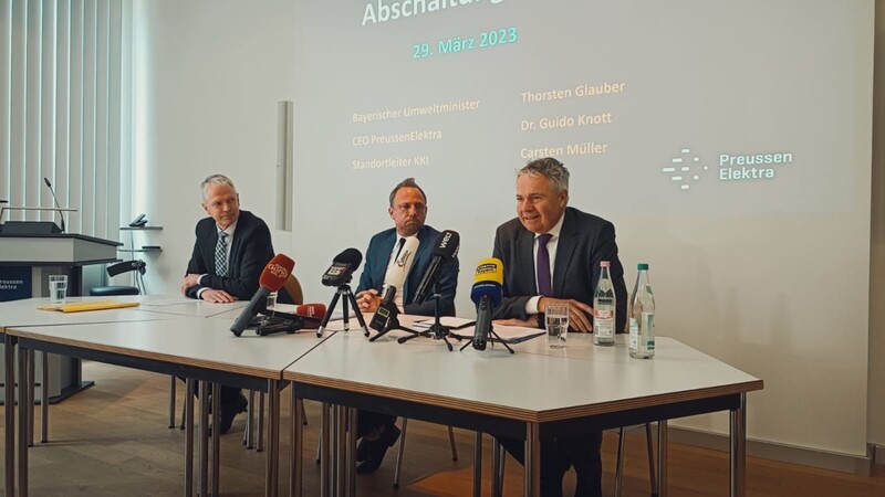 Beim Pressegespräch im Kernkraftwerk Isar 2: Carsten Müller, Standortleiter (li.), Umweltminister Thorsten Glauber (M.) und Dr. Guido Knott, Geschäftsführer bei PreussenElektra (re.).