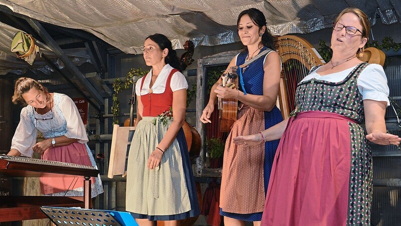 Brannten wieder mal ein Feuerwerk ab: Die vier Damen von "Auf d'Sait'n", Sandra Osterloher, Christina Beubl, Veronika Beubl und Claudia Kaulich (von links), leben ihre Musik.