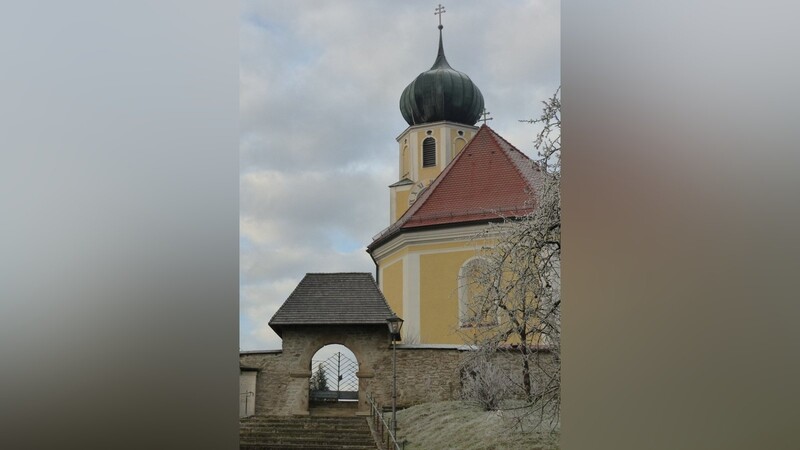 Der Originalschauplatz bei der Stallwanger Kirche. Hier sollte die Glocke im Ersten Weltkrieg abgeholt werden und dann für Munition eingeschmolzen werden.