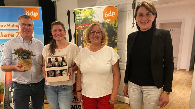 Sehen die Lösung zur Rettung der Erde darin, die materiellen Ansprüche zu reduzieren (v.l.): Die ÖDP-Kandidaten Dr. Michael Röder (Landtag), Agnes Becker (Landtag), Martha Altweck-Glöbl (Bezirkstag) und Anita Bogner (Bezirkstag).