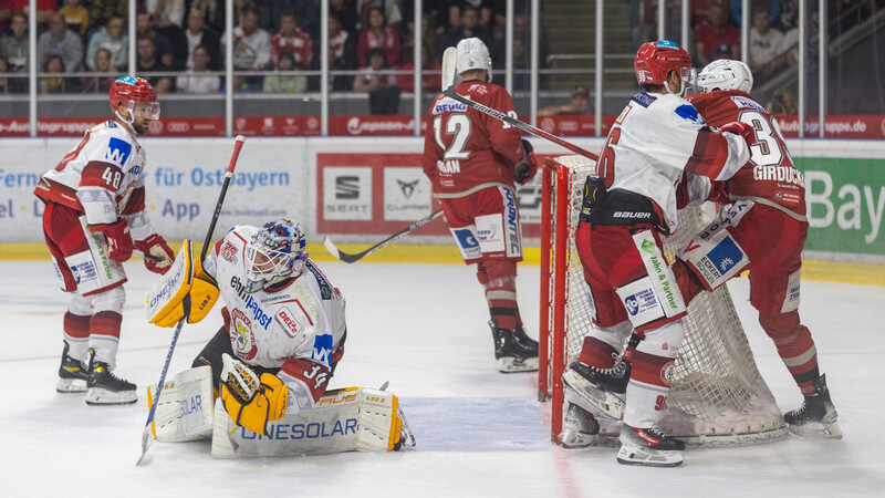 GANZ SOUVERÄN: Keeper Jonas Langmann pflückte in Regensburg so manche Scheibe sicher herunter und feierte nach 32 Schüssen auf seinen Kasten seinen ersten Pflichtspiel-Shutout im EVL-Leiberl. Auch weil seine Kollegen kräftig zupackten - wie in dieser Szene David Zucker.