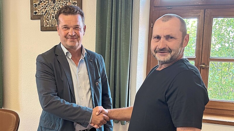 Zweiter Bürgermeister Kurt Erndl begrüßte den neuen AfD-Stadtrat Thomas Weileder (r.) und überreichte die Stadtrats-Krawatte.