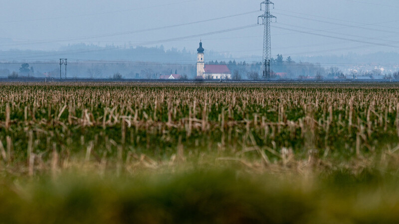 Ein Feld zwischen Irlbach und Straßkirchen, im Hintergrund die Kirche von Irlbach. BMW will 40 Kilometer nördlich seines größten europäischen Autowerks Dingolfing eine Batteriefabrik errichten.