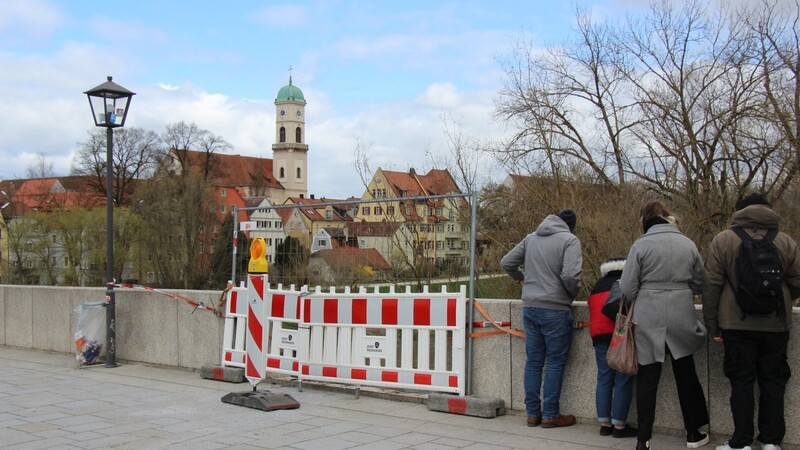 Am Tag danach war die Unfallstelle eine Art zusätzliche Attraktion auf dem historischen Viadukt. Experten besichtigten sie am Mittwoch.