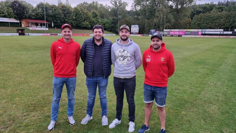 Gemeinsam als Team wollen sie den 1. FC Bad Kötzting in eine gute Zukunft führen: Vorsitzender Sebastian Kuchler (2.v.r.) mit drei seiner sechs Stellvertreter (v.l.): Karl-Josef Weber, Florian Kuchler und Johannes Kuchler.