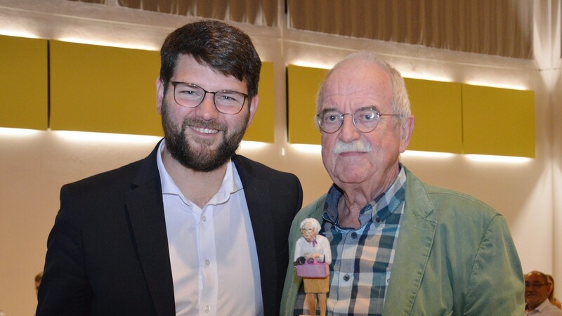 Klaus Reichel (r.) bekam den ersten von Tante Emma verliehenen Sozialpreis von Johannes Becher überreicht.