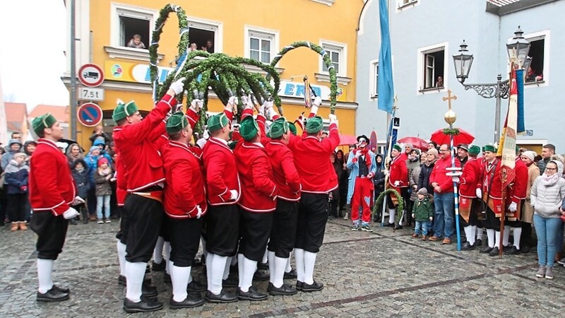 Der offiziell letzte Schäfflertanz wurde am Faschingsdienstag vor dem Rathaus für Bürgermeister Herbert Lichtinger und seine Familie aufgeführt.