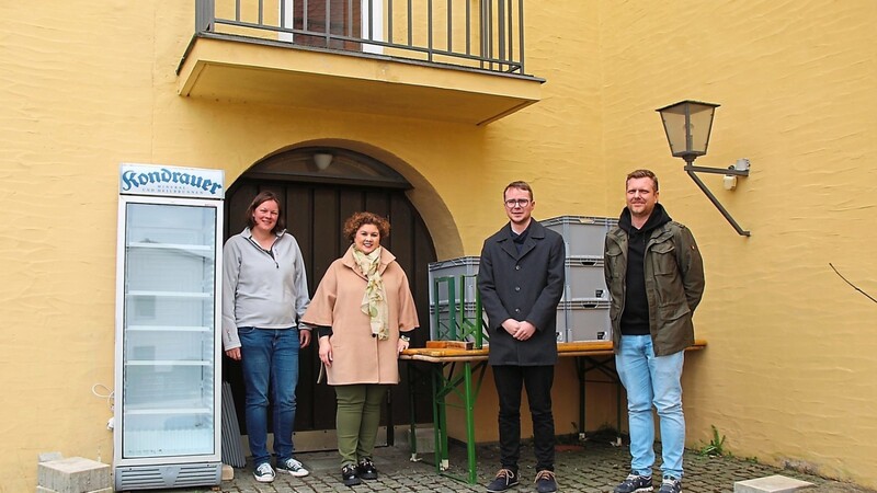 Kühlschrank und Boxen werden heute ein letztes Mal befüllt. Dann, nach vier Monaten, ist Schluss mit dem gut gemeinten Projekt. Auf dem Bild (von links) Pfarrerin Lisa Hacker, Bürgermeisterin Alexandra Riedl, Kaplan Bastian Neumann und Stefan Ederer von Rewe.