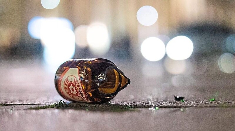 Ob die Bierflasche am Kopf des Opfers oder erst am Boden zerschellte, konnte in der Verhandlung nicht sicher geklärt werden. Im Krankenhaus habe ein Arzt einen Glassplitter nur sechs Millimeter neben seiner Halsschlagader gefunden und entfernt, sagte das Opfer aus.