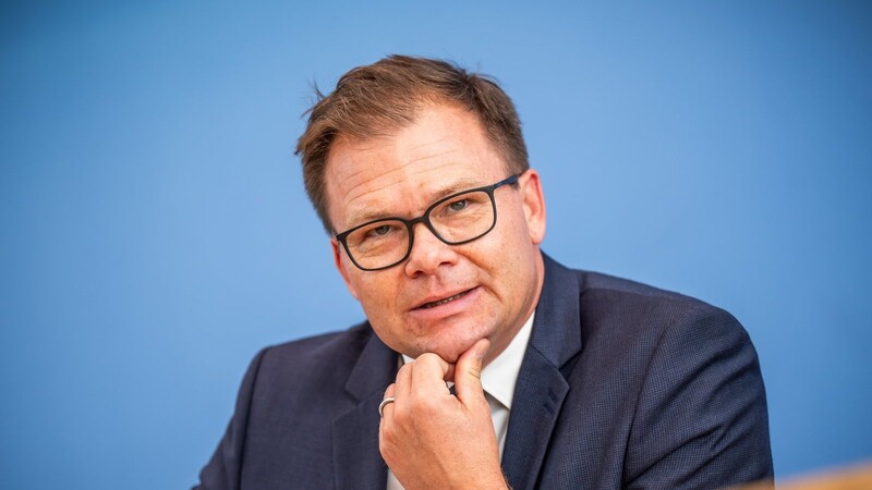 Carsten Schneider (SPD), Staatsminister und Ostbeauftragter der Bundesregierung, sitzt bei der Vorstellung des Berichts zum Stand der Deutschen Einheit.