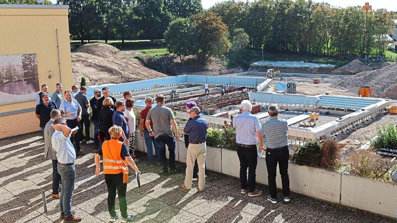 Der Stadtrat macht sich von der Sonnenterrasse aus ein Bild von den Sanierungsarbeiten im Freibad.