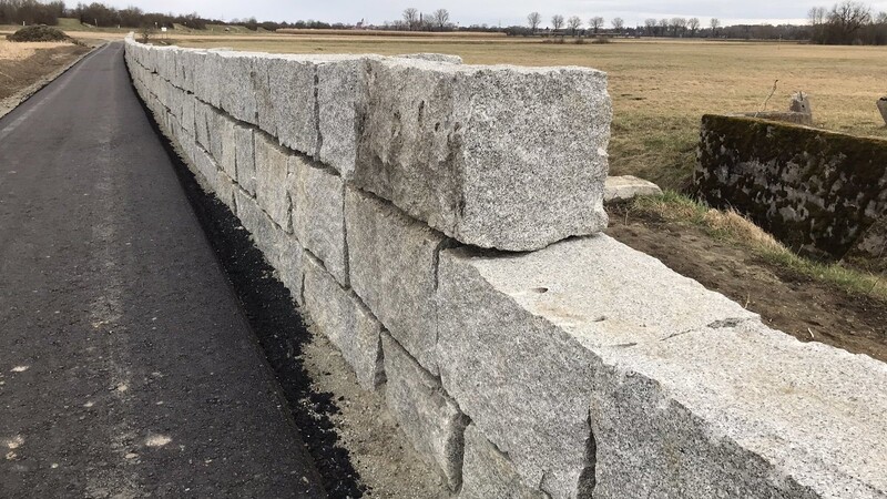 Damit die Vögel nicht von Radlern und Spaziergängern aufgescheucht werden, musste für den neuen Radweg der bestehende Feldweg abgesenkt und eine Sichtschutzmauer gebaut werden.