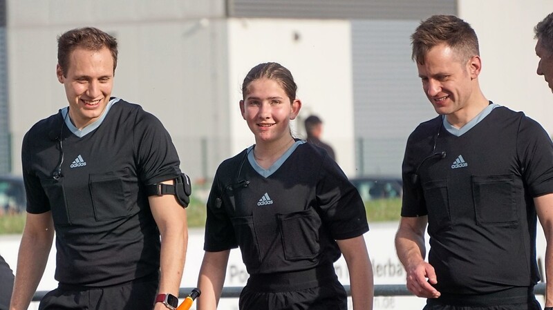 Clara Fritz bildet derzeit mit zwei jungen Männern ein Schiedsrichter-Gespann.