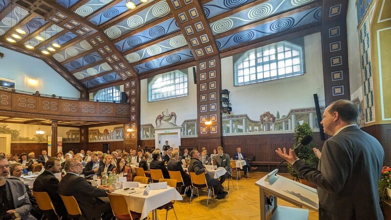 Im künftigen Hörsaal des Bezirksklinikums Mainkofen sprach Prof. Dr. Johannes Hamann zu den Konferenzteilnehmern.