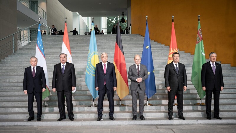 Olaf Scholz (3. v. r.) empfängt im Kanzleramt fünf zentralasiatische Staatspräsidenten.