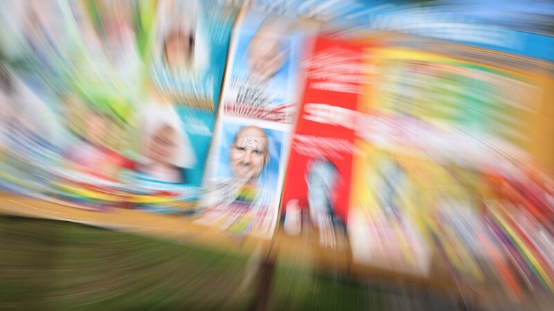 Eine Plakatwand mit Plakaten verschiedener Parteien zur bayerischen Landtagswahl 2023.