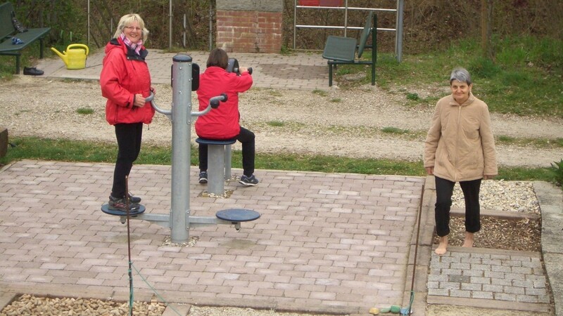 Nutzen regelmäßig das Open Air-Fitnessstudio mit Geräten und Barfuß-Pfad (v.l.): Erika Winterstetter, Inge Nirschl und Christine Schröpfer.