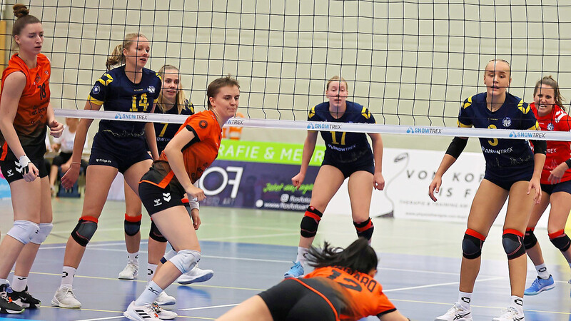 Eines ist gewiss: Im Heimspiel gegen Hamburg am Samstag werden die NawaRo-Volleyballerinnen um Yina Liu (unten) und Alba Moser (2.v.l.) vollen Einsatz zeigen, schließlich dürfen sie sich erstmals in dieser Saison dem heimischen Publikum präsentieren.