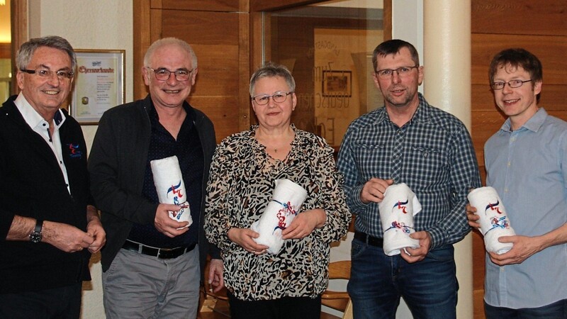 Ludwig Prögler, Vorsitzender der Theatergruppe, zusammen mit den Mitgliedern, die seit Vereinsgründung in der Vorstandschaft vertreten sind: Reinhard Babl, Ingrid Fersch, Axel Gräfe und Josef Vogl (von links).