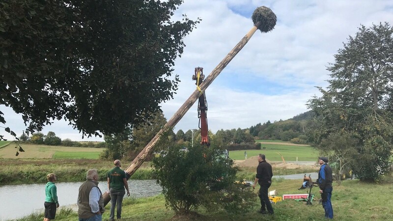 Das Aufstellen des stattlichen Storchennestes am Dorfweiher in Geigant ist ein Spektakel.