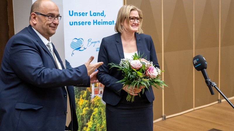 Blumen für Katrin Ebner-Steiner gibt es vom AfD-Landesvorsitzenden Stephan Protschka.