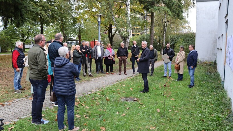 Ortstermin am Montag im St. Nikola Park: OB Markus Pannermayr machte sich mit Stadträten und Verwaltungsvertretern neuerlich ein Bild vor Ort.