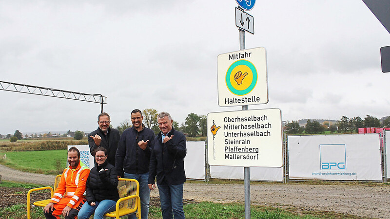 Ob sie wohl schon eine Mitfahrgelegenheit ergattert haben? Von links: Bauhofleiter Christian Graf, Bautechnikerin Veronika Buchner, dahinter Bürgermeister Christian Dobmeier, die Gemeinderäte Harald Bauer und Axel Schieder. - Beim Rathaus ist es diese gelbe Bank, die auf Menschen mit Mitfahrwunsch wartet.