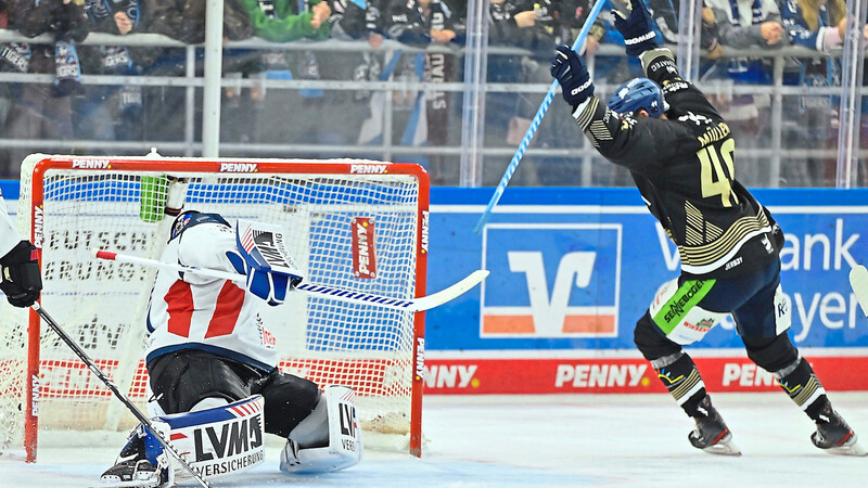 So kann man sein 600. DEL-Spiel schon mal feiern: Marcel Müller erzielt das 5:3, das den Tigers den Weg zum späteren 7:4-Heimsieg im Derby gegen die Nürnberg Ice Tigers bereitet.