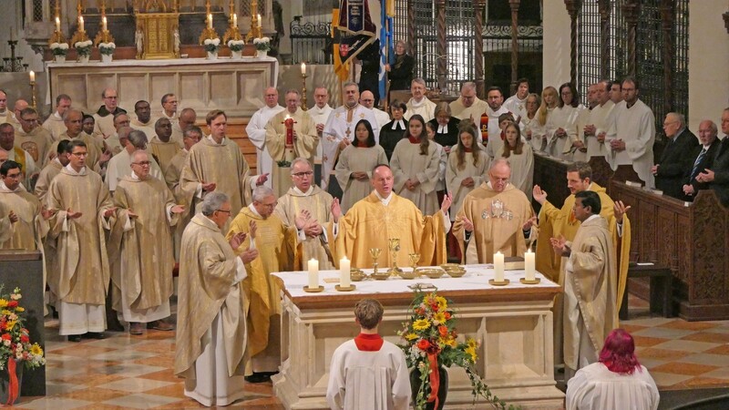 Festlich wurde die Amtseinführung von P. Martin Müller als neuen Pfarrer von Sankt Jakob gefeiert. Am Altar feierten die Eucharistie v.l. BGR Berthold Helgert, Dekan Johannes Plank, Diakon Rupert Loichinger, Pater Martin Müller, Monsignore Jakob Hofmann, P. Philipp Schmidbauer und Kaplan Kanikyam Arva.