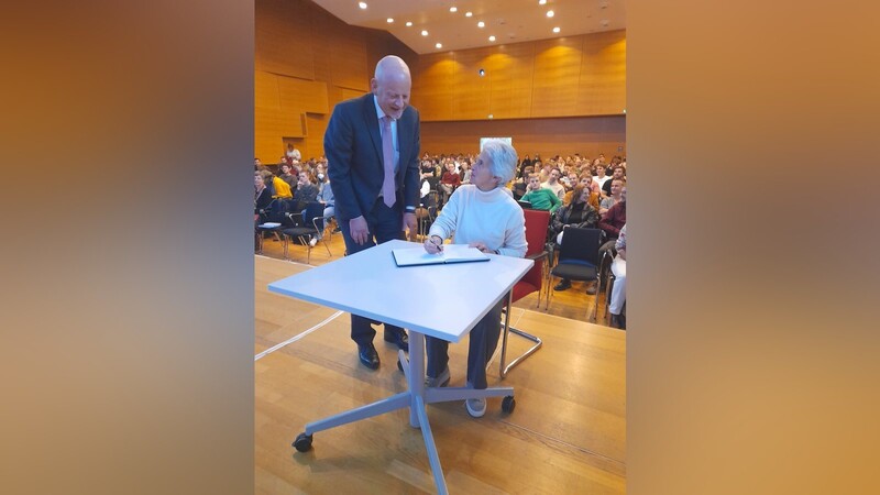 Politikwissenschaftler Stephan Bierling (links) und Marie-Agnes Strack-Zimmermann (rechts) diskutierten an der Regensburger Uni über das Thema "Deutsche Sicherheitspolitik in einer Welt aus den Fugen".