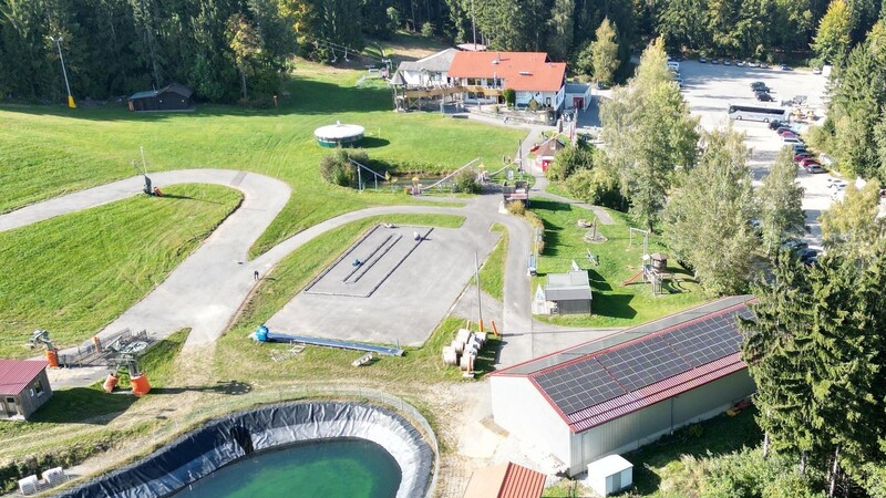 Seit ein paar Wochen läuft die neue Photovoltaik-Anlage auf dem Dach der Lagerhalle (im Bild rechts) neben der Talstation der Hohenbogenbahn. "Damit kann nun im Sommer der Betrieb rein mit Solar-Strom laufen, im Winter geht das dann natürlich nur anteilig", informiert Markus Müller, Geschäftsführer der Hohenbogenbahn.