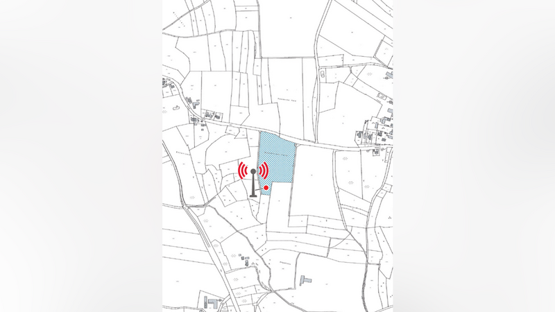 Das Feld im Besitz von Max Paulus, auf dem der Mobilfunkmast errichtet werden soll; links geht es auf der Flurstraße (oberhalb der markierten Fläche) Richtung Pörndorf.